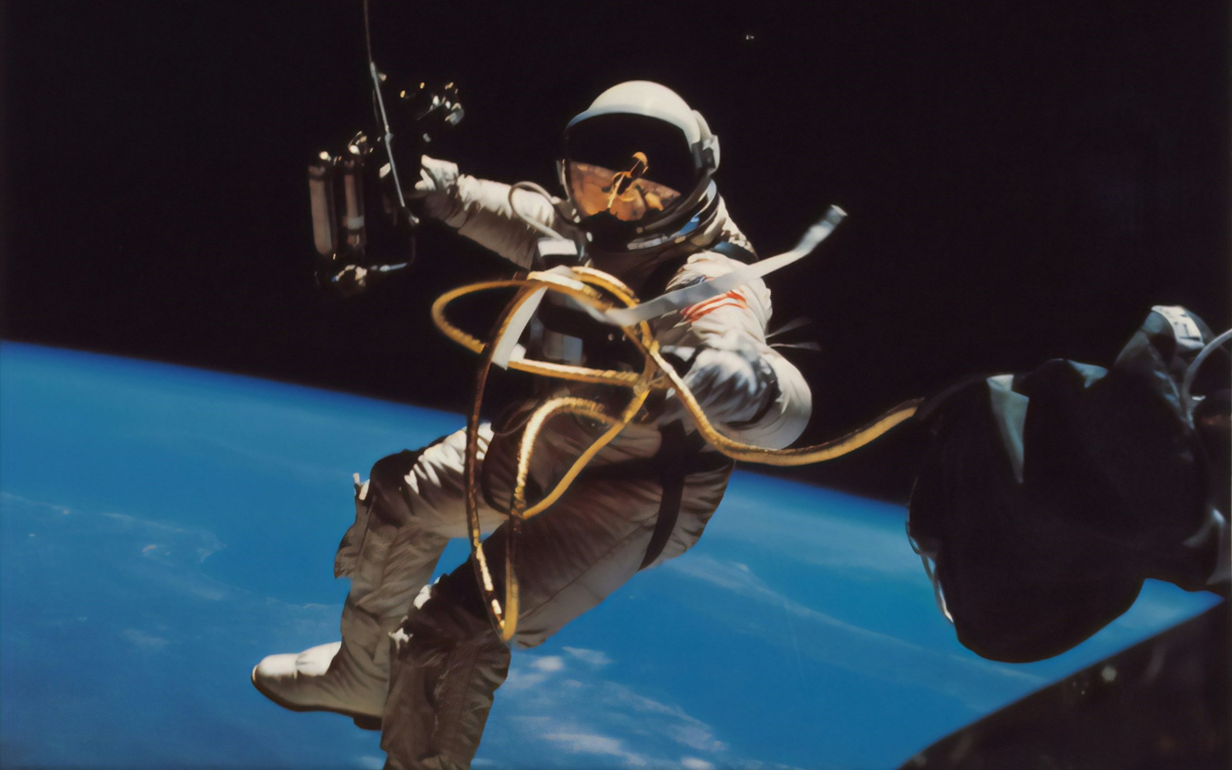 slika astronauta ili čovijeka u svemiru